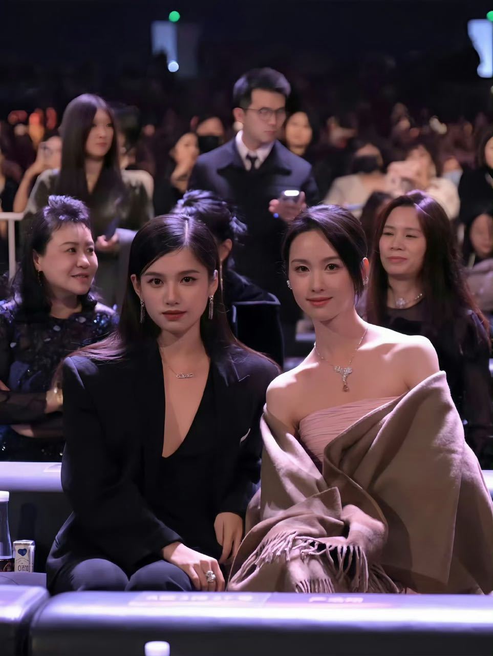 投稿 陈都灵 张婧仪嘟仪无二天下第一好陈都灵给张婧仪的生日小惊喜达成.张婧仪唯一