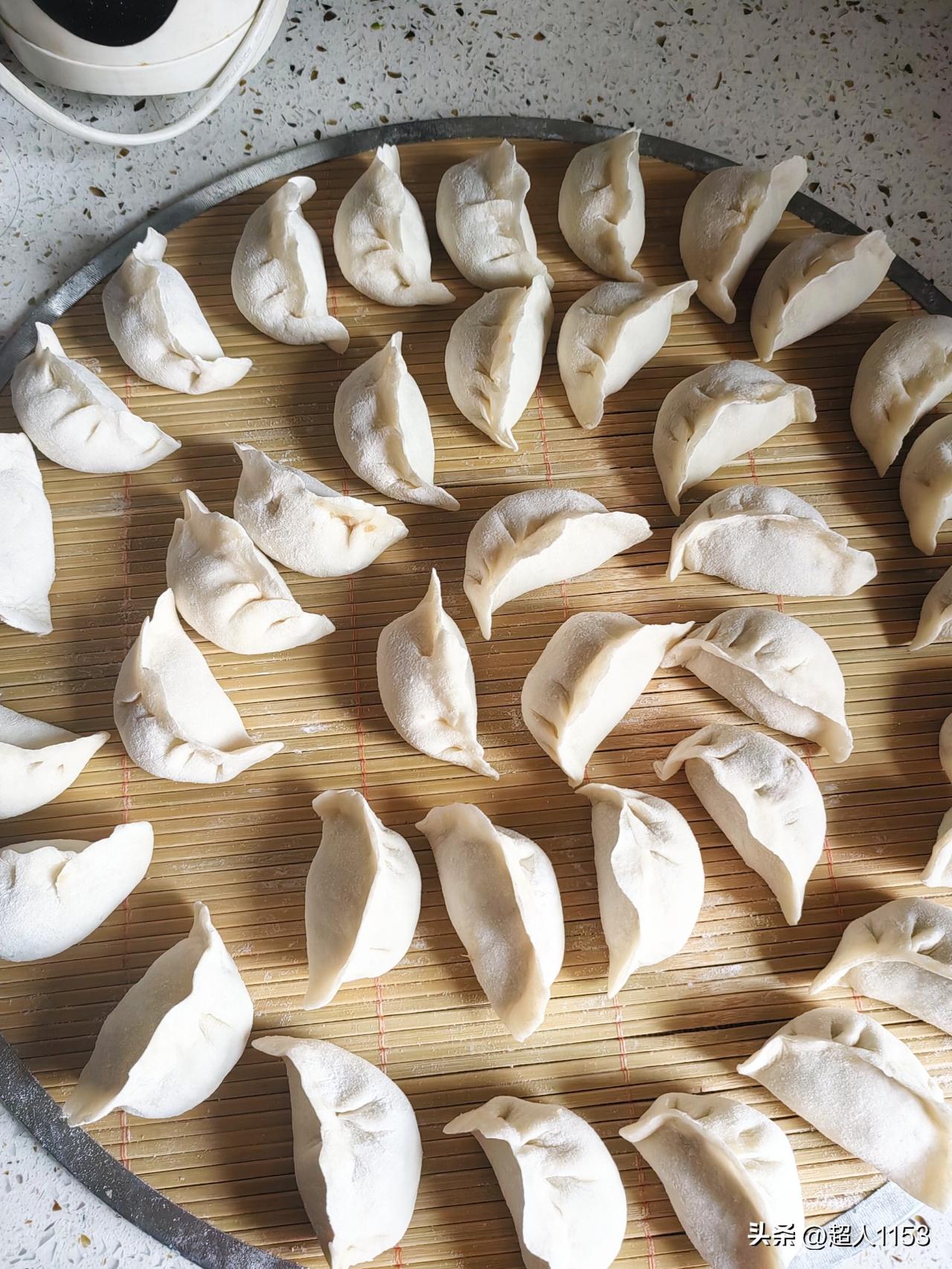 水饺馅一定需要韭菜吗?

不一定需要韭菜呀，
水饺馅是多种多样。

尤其是我们北