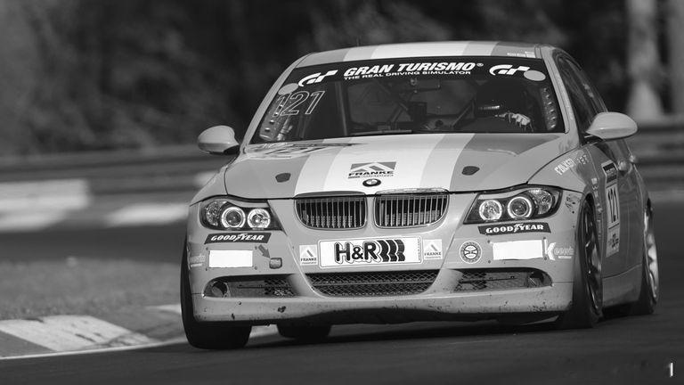 纽博格林24小时耐力赛发生7车连撞事故，驾驶121号宝马325i赛车的Juha 