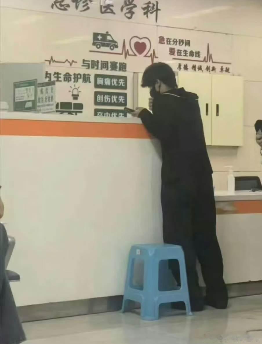 医院偶遇张奕然张奕然医院路透 医院偶遇张奕然？！ ​​​