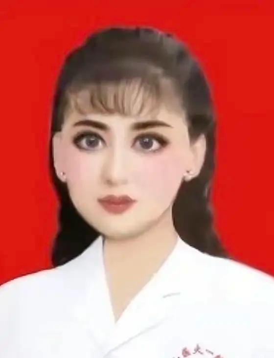 这个火出圈的女医生，她的底子不差，一看年轻的时候，就是妥妥的美人胚子，现在老了，