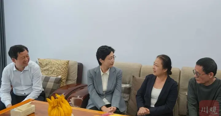 省长施小琳，看望赵一曼孙女