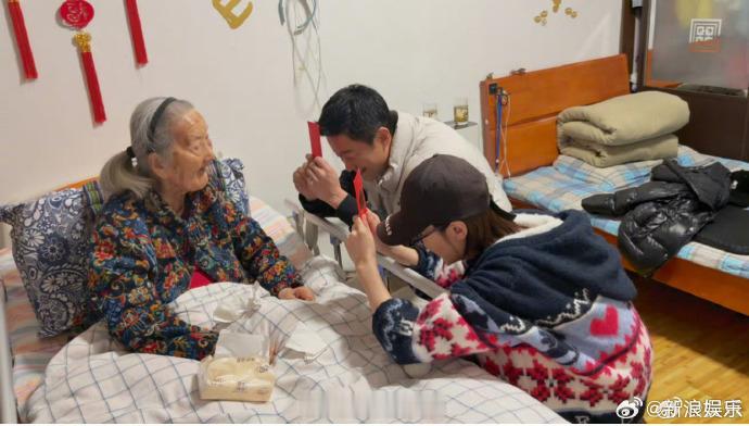 吴京给谢楠奶奶庆103岁生日 日前，《镖人》合肥路演正赶上老婆奶奶103岁生日，