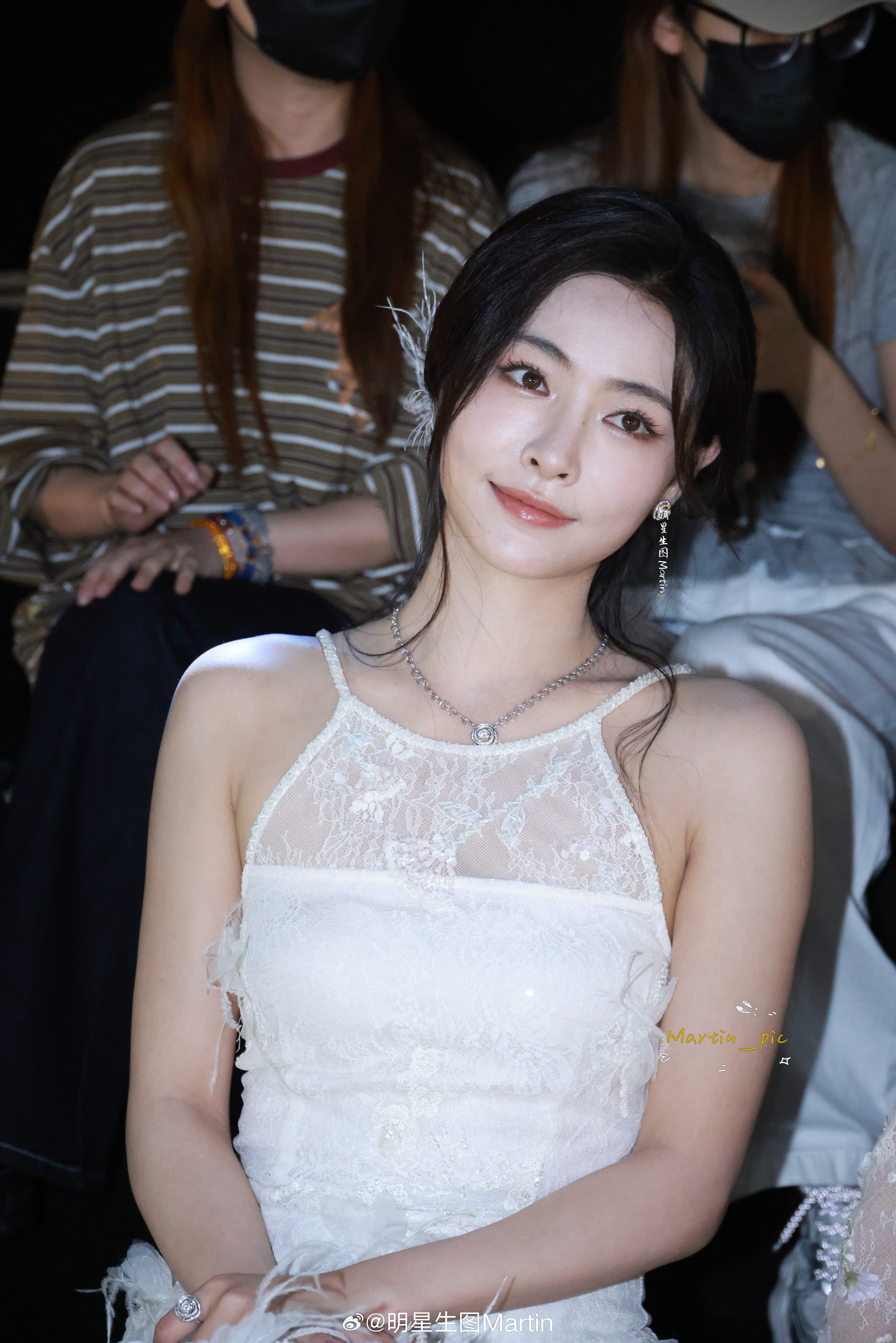 许佳琪[超话]  🦊 许佳琪 251011时装周生图掉落~白色仙女裙也太美啦h