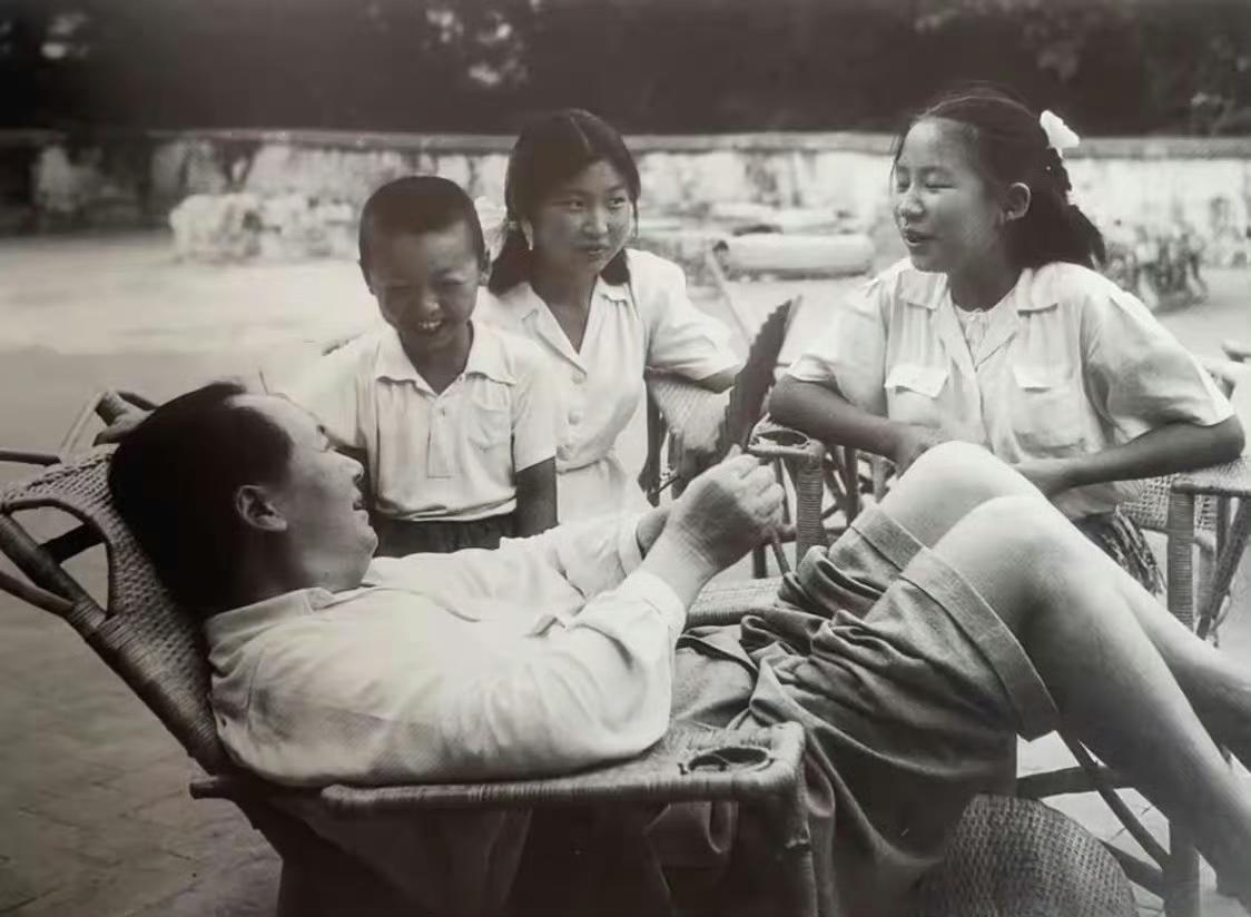 1951年，北京香山，伟人和孩子们在一起的温馨画面。照片中的小男孩是主席的侄子毛