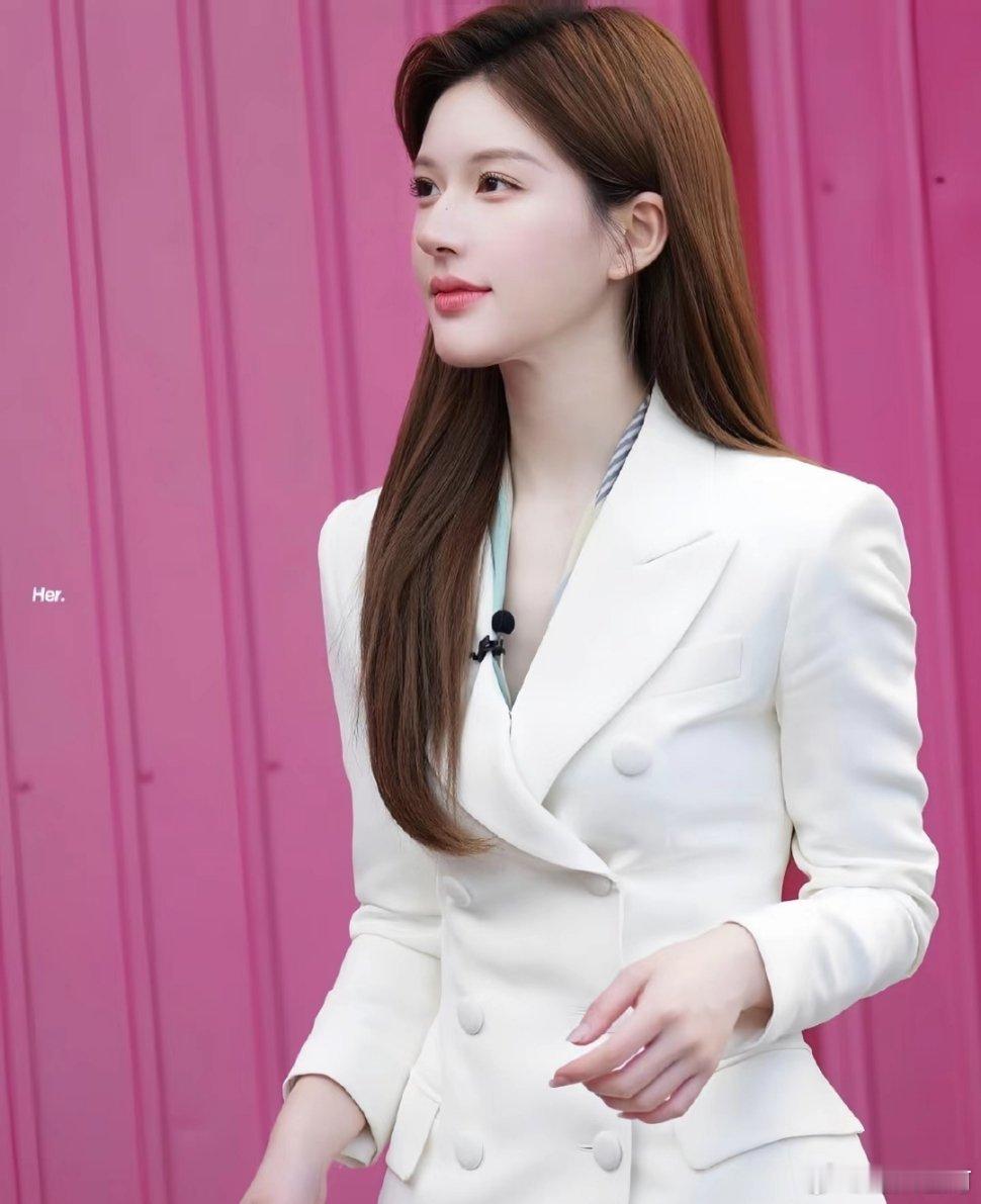 女大十八变，越变越好看，我也想返老还童似的变美#赵露思[超话]# ​​​