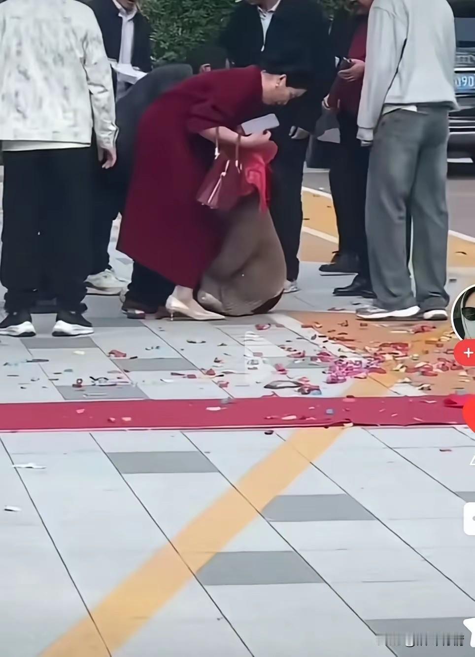 安徽淮南红衣大姐上大分，
有钱给孩子办婚礼，
没钱还欠债，
人家老夫妻都上门讨债