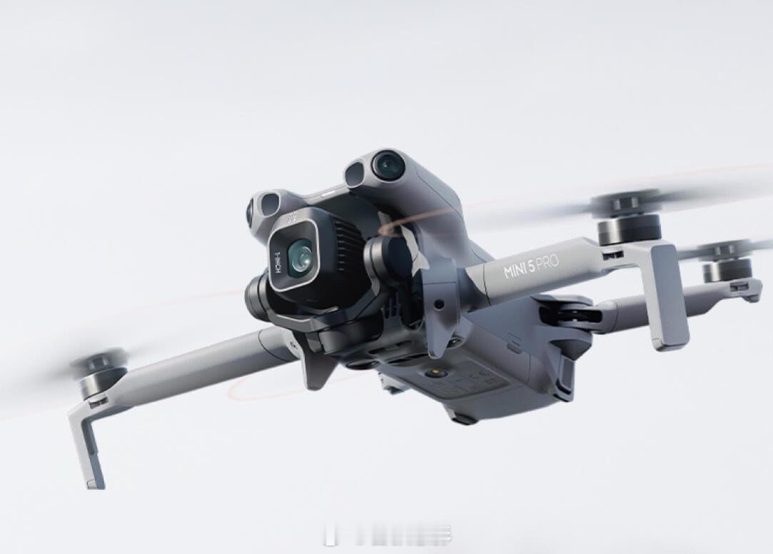 🇺🇸美国联邦通讯委员会以国安为由，限制进口中国大疆、道通智能的无人机，指所有