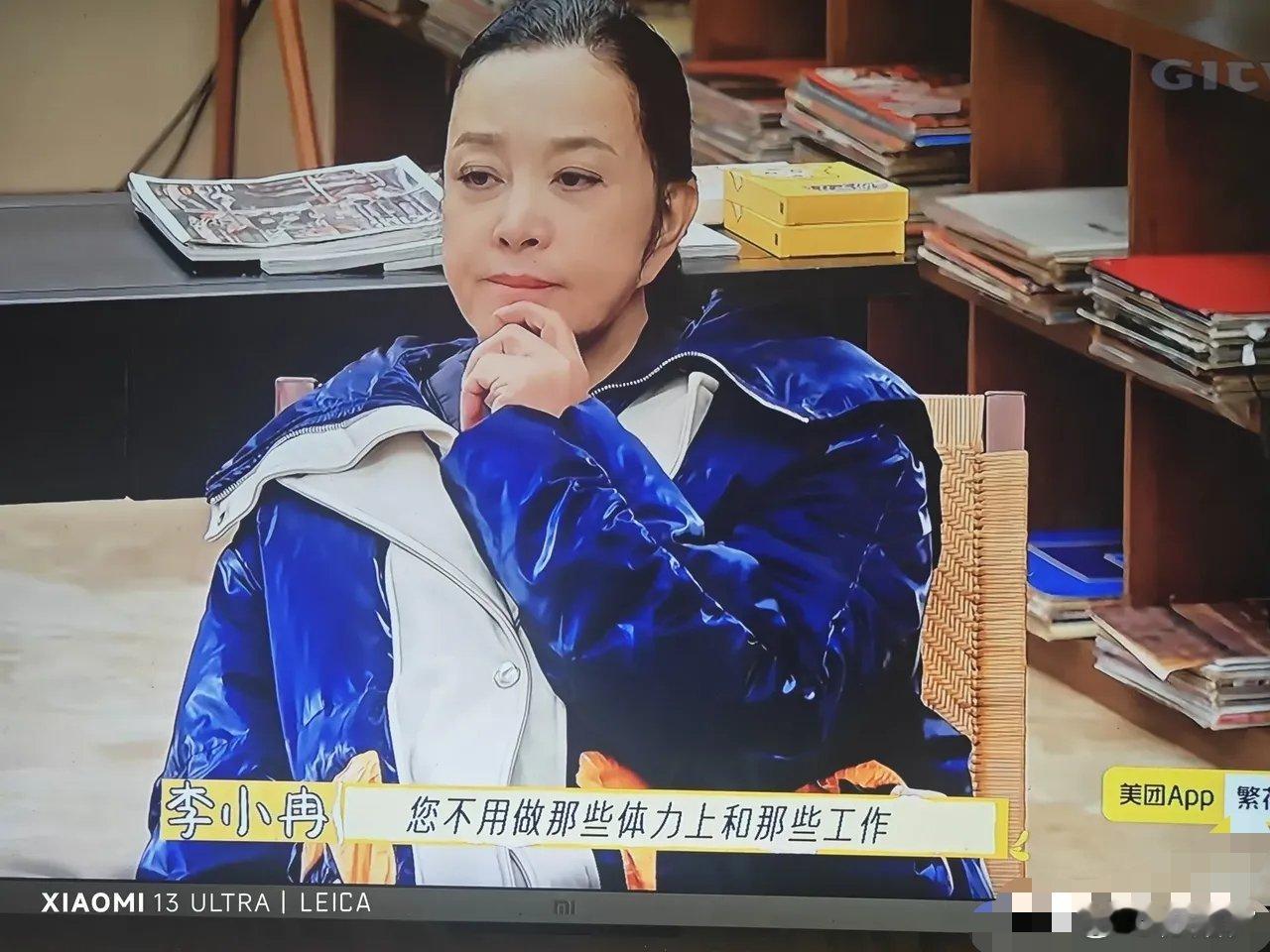 李小冉在节目中与74岁的刘姥姥（刘晓庆）发生了一系列冲突，被网友批评不尊老爱老。