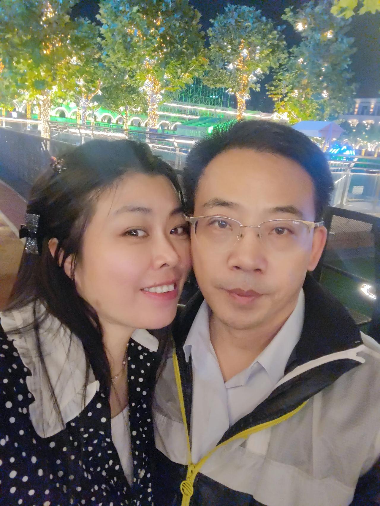 国庆节快到了，我与俺家那口子来民园散步，民园装点得灯火阑珊，游人如织，明天晚上这