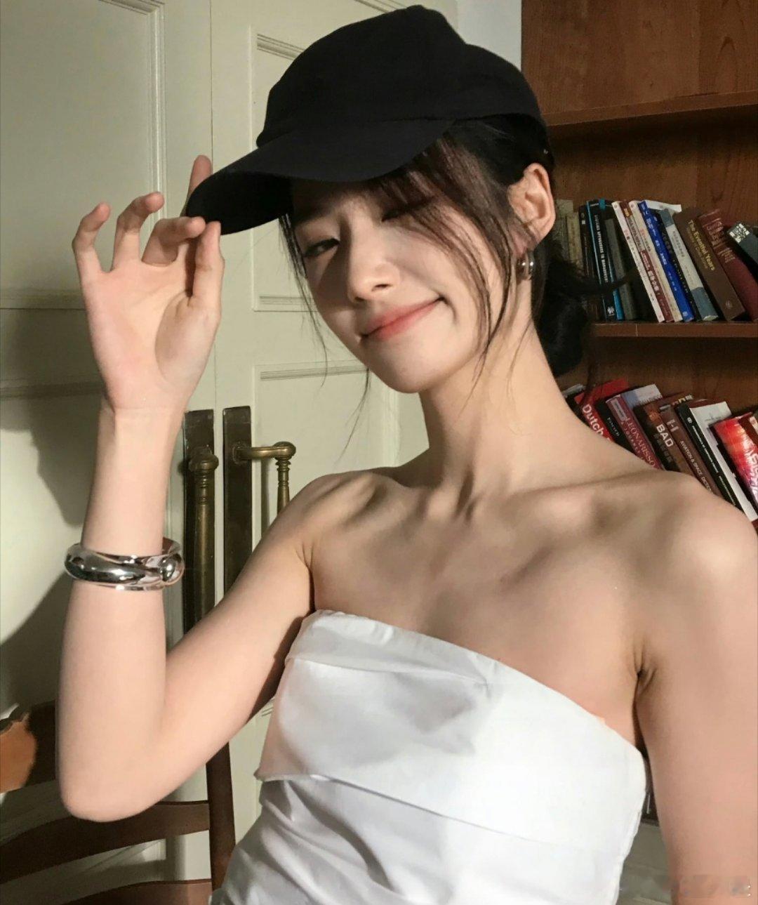 卢昱晓瘦成竹竿了上镜是仙气飘飘的纸片人，可镜头外的辛苦也只有自己知道。瘦归瘦，健