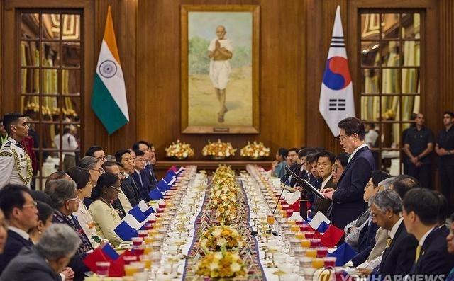 金碧辉煌的印度国宴！在新德里总统府，印度总统穆尔穆举行晚宴欢迎韩国总统李在明。从