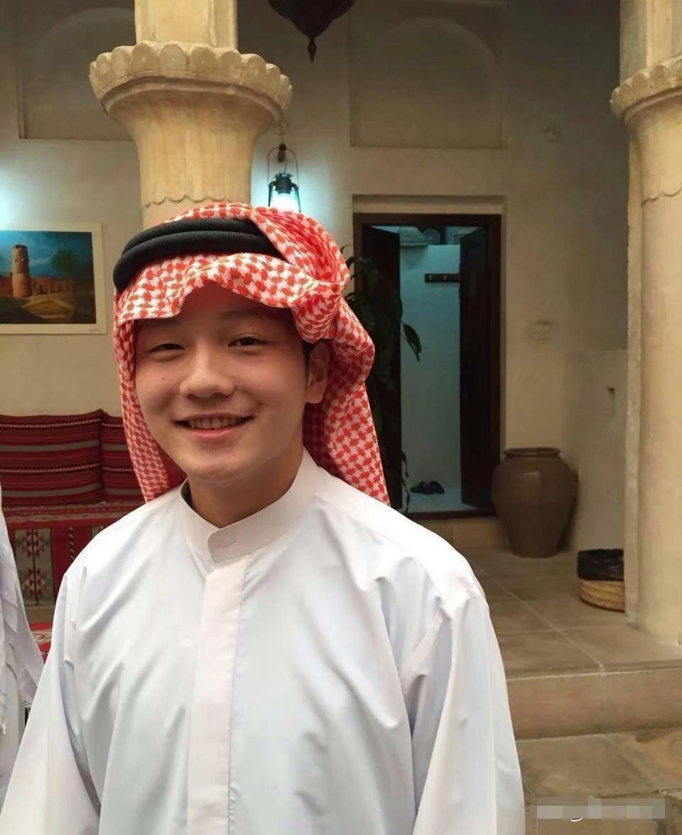 樊振东这入乡随俗的装扮，看上去有点让人忍俊不禁，太酷炫了！樊振东笑得眼睛都睁不开