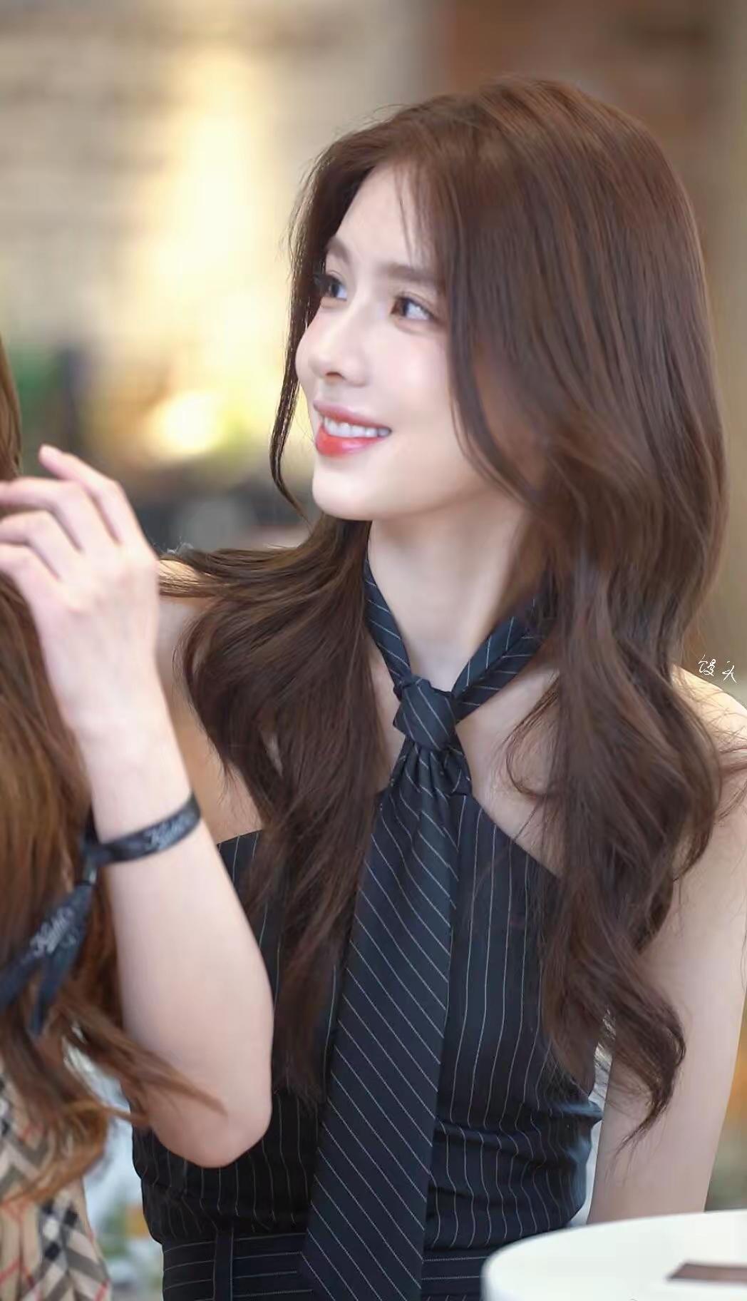 优雅甜美的都市女孩，微笑中散发着自信与魅力。