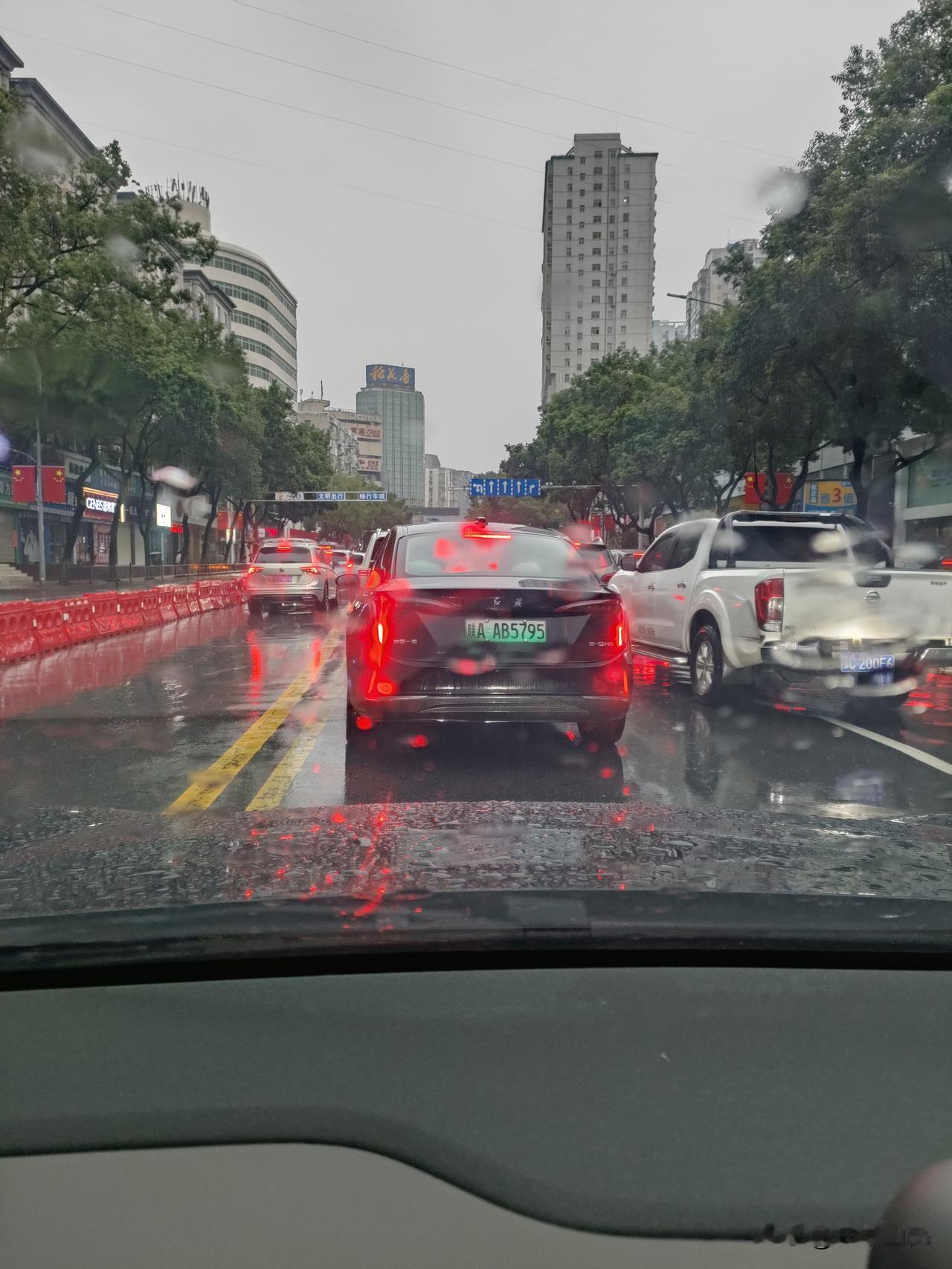 绿牌子的汽车，不都是D或者F开头的么
咋会有A开头的
有知道的么？