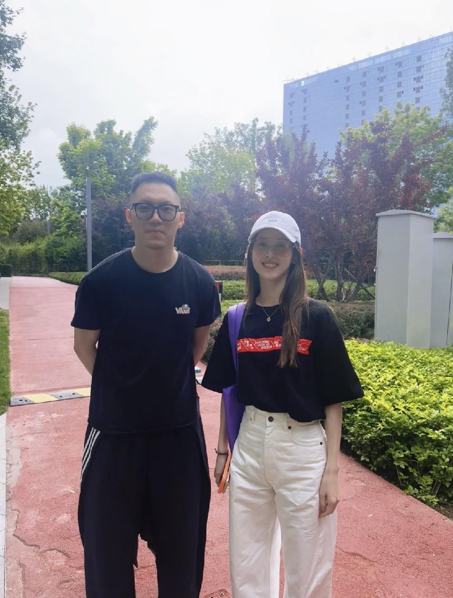 5月21日，章泽天逛京东美术馆，与京东高管合影，看来京东美术馆大有前途，章泽天打