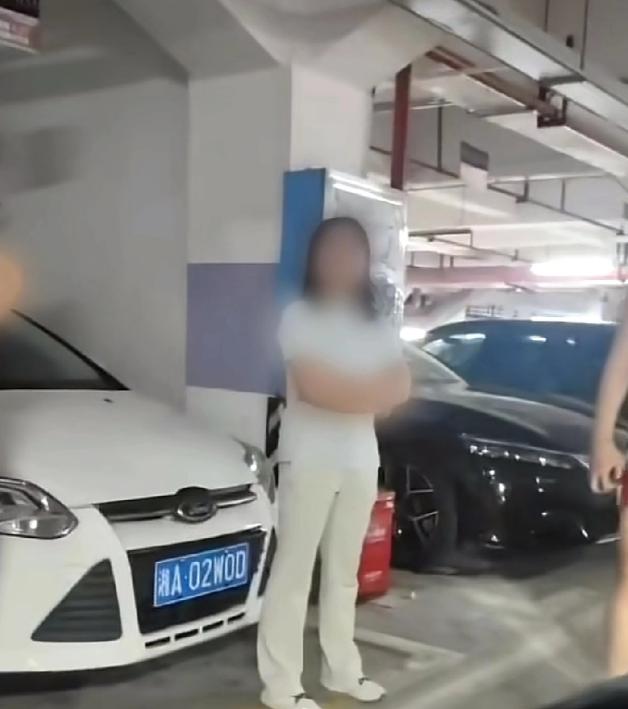 500元已经转了过去，长沙这场持续多日的车位纠纷却仍没有结束。占用私人车位的女车