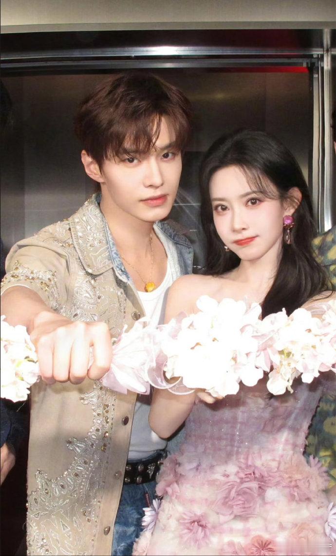 孟子义何与撑伞撒花瓣 从云南空运鲜花打造专属舞台，撑伞撒花的同框画面，甜度已经超