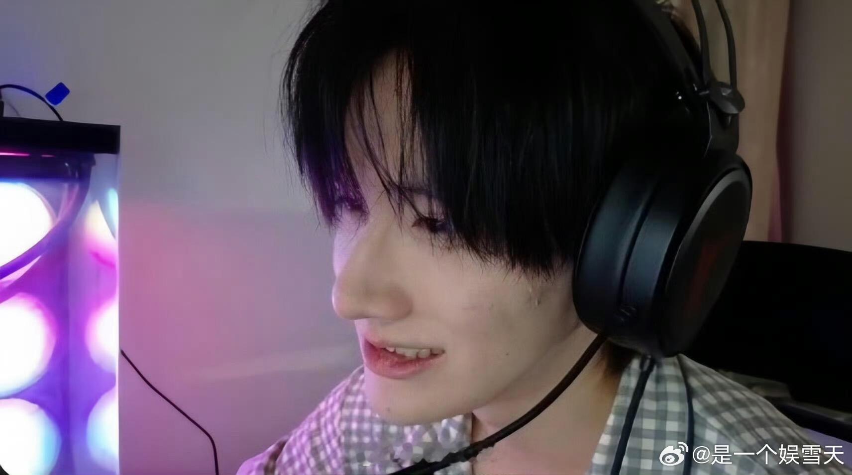 天选瓦学弟余宇涵 电竞帅哥赛道被余宇涵狠狠占领！脸蛋精致，操作利落，打瓦时帅气值