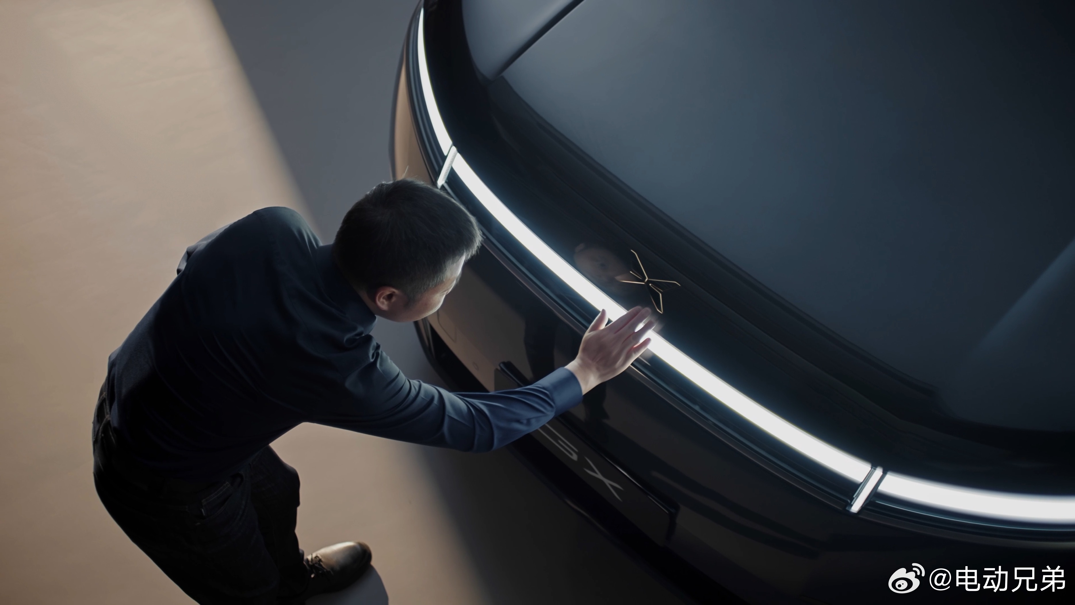 何小鹏沉浸式体验GX百万级气场新科技旗舰小鹏GX来了GX这车的前机盖有两道非常硬