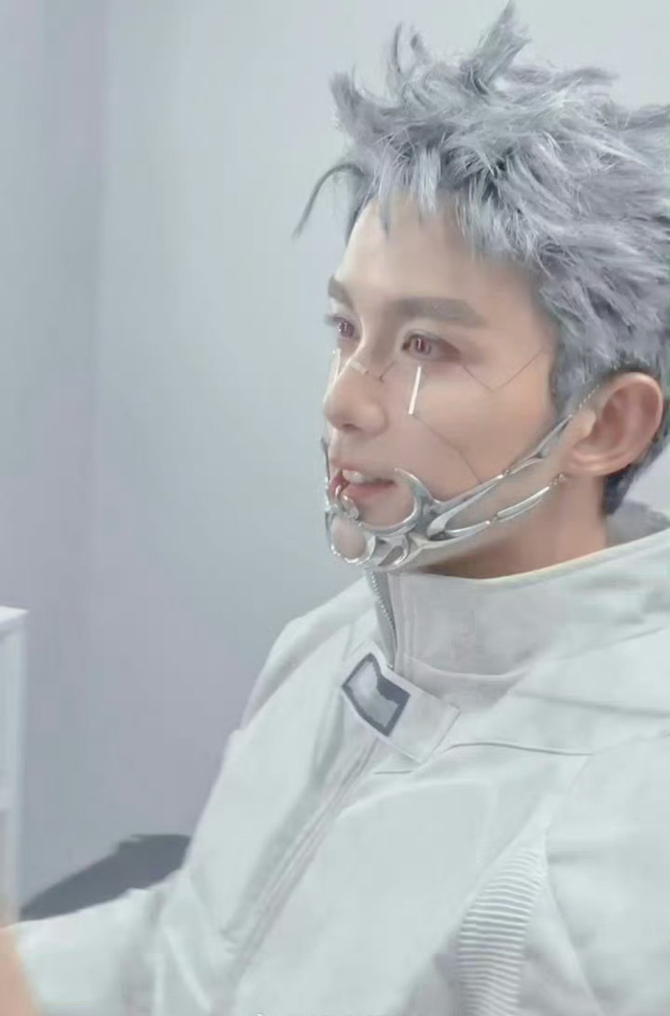 吴磊银发 什么！这是吴磊?！我印象中的弟弟呢?这不完全就是我的老公吗?帅疯了啊啊