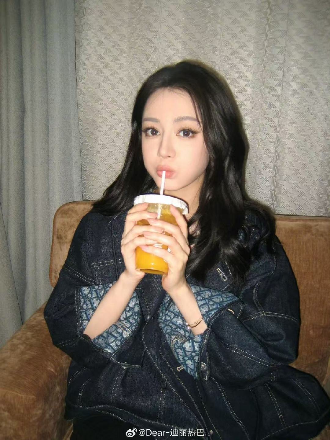 迪丽热巴追白日提灯迪丽热巴就坐在这里你来看便是哈哈哈哈四舍五入我和热巴在一起追白