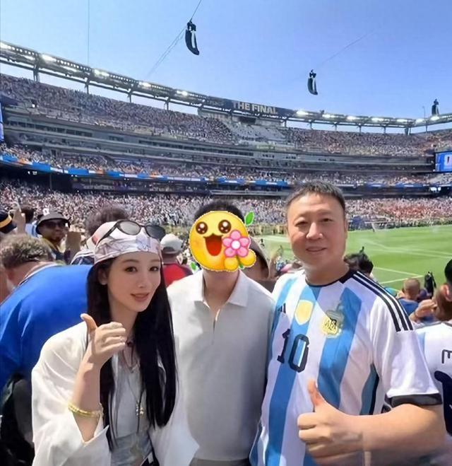 白玉兰风波后，杨紫现身美国跑步，穿搭放飞自我，难堪的一幕出现
 
事业上，杨紫童