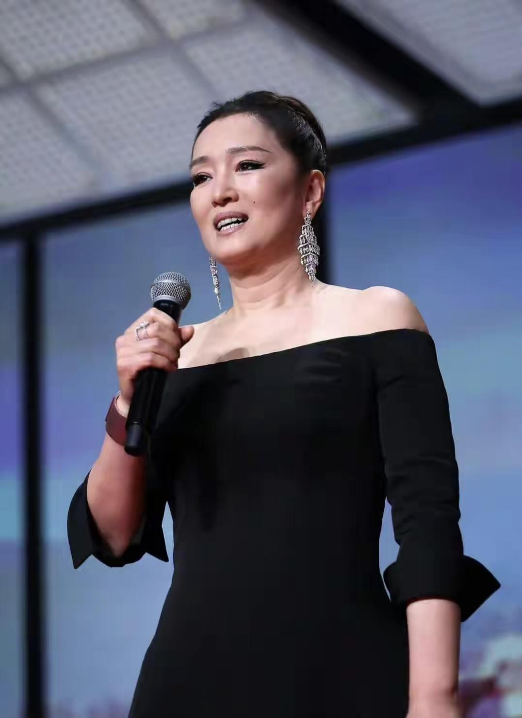 中国演员巩俐和好莱坞传奇影星简·方达，两人共同担任开幕式致辞嘉宾。
 
巩俐是戛