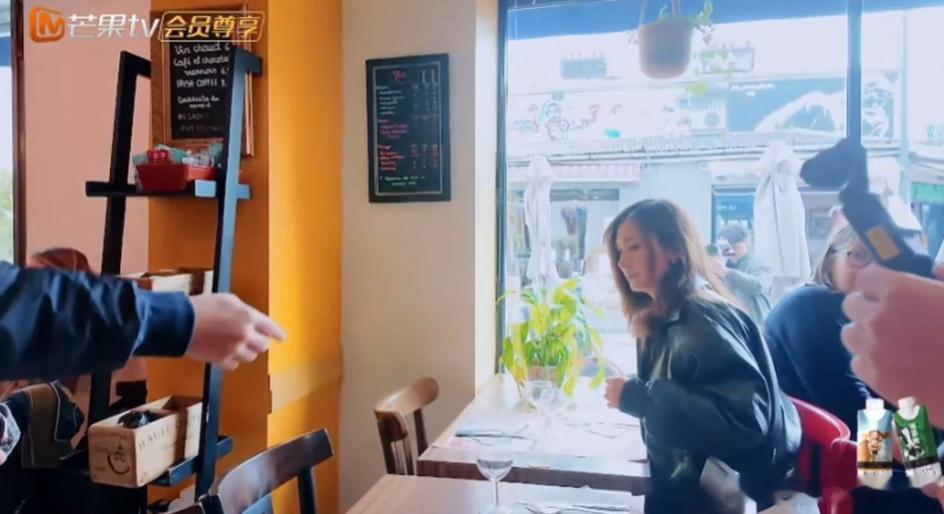 韩庚的相机在卢靖姗身上没停下过妻子的浪漫旅行看韩庚一边拍照一边关心卢靖姗的模样，