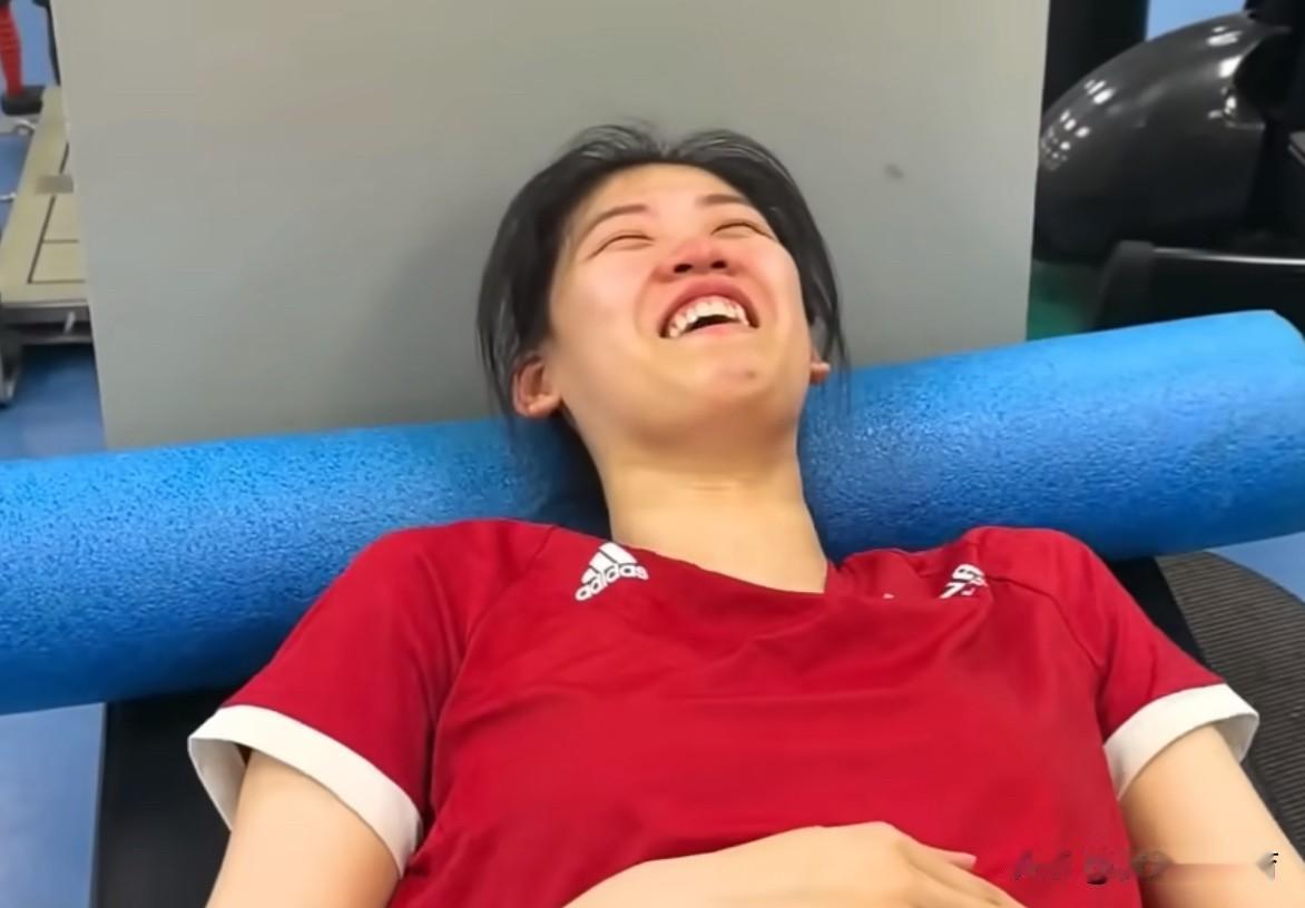 妹妹李盈莹发视频哭成泪人[流泪][流泪]今天是高考第一天，妹妹发了一段自己康复训