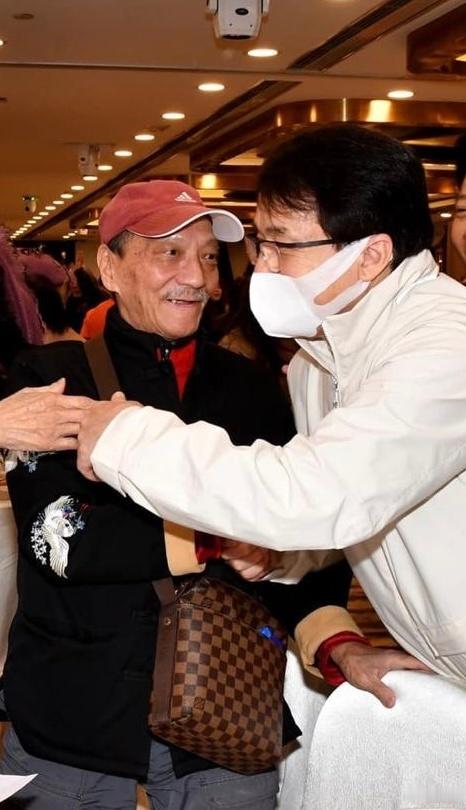 成龙大哥发文悼念师兄袁祥仁。跨年电影愿 这几天每天都忙到很晚，刚刚得到消息，袁祥