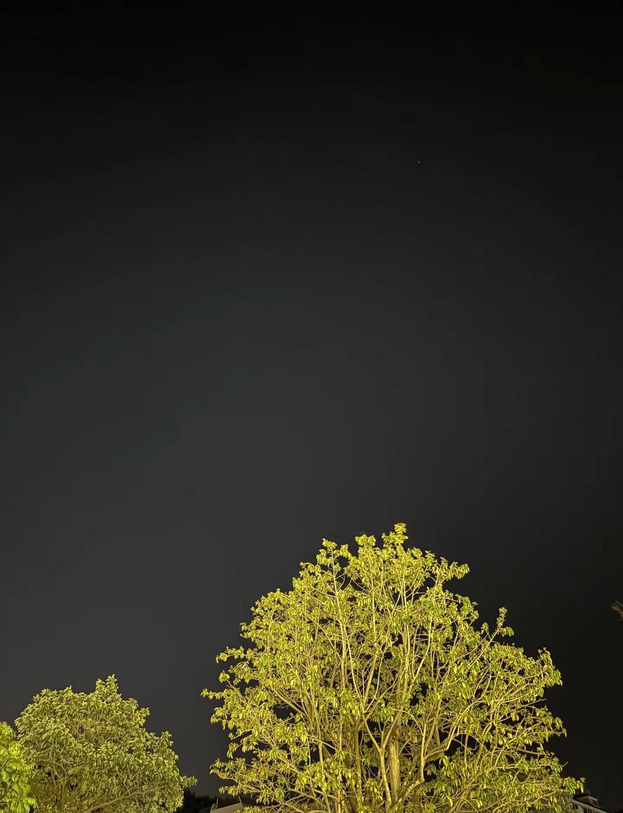 我觉得最美好的状态就是此刻没什么事，心里一片平静。平静就很好，平静就很难得