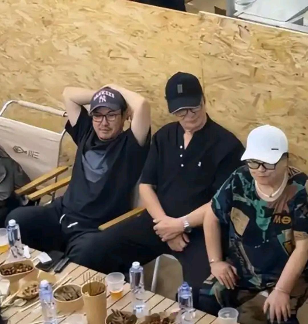 沈腾一家阿那亚度假！陪7岁儿子打乒乓球，王琦180斤啃鸡爪，腾叔叔百亿影帝穿搭很