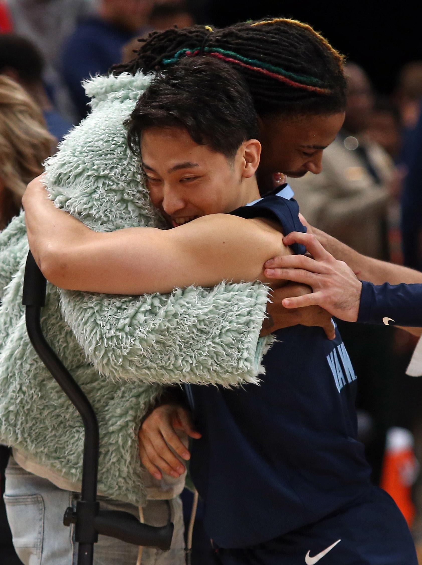 最好的大哥！莫兰特￼转发河村勇辉在公牛的第一分，并写道：“🔥。”今天河村勇辉为