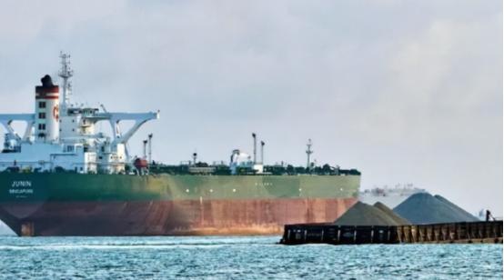 两艘中国油轮，正驶向美军的封锁线。美国敢不敢扣？全世界都在屏息关注！
 
突发！