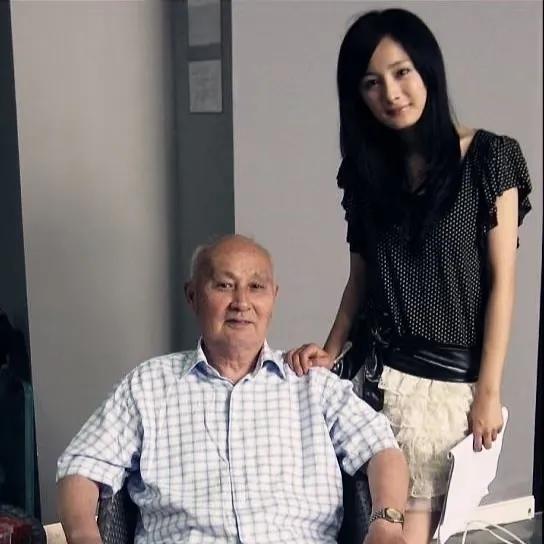 2010年，杨幂和爷爷，一张温馨的合影，爷爷精神矍铄，祖孙两人的五官非常相似
