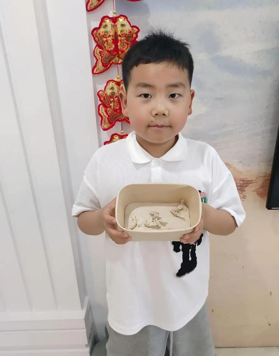 天天把它当个宝
自从科学课老师让买蚕，
这天天早上起来喂它，
晚上放学喂它，
一