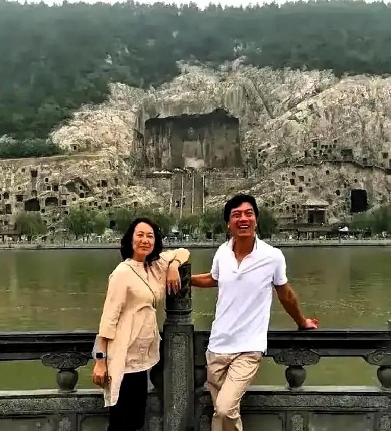 没想到江嘉良和吴玉芳是夫妻！江嘉良可是红极一时的乒乓名将，七岁练球，十三岁进省队