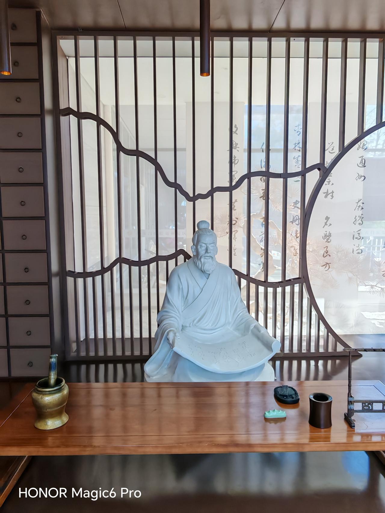 东直门中医院通州院区大厅里的中医传承太让人震撼了。这医院历史悠久，上世纪五十年代