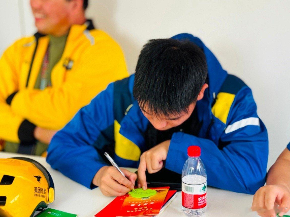 台州小哥圆桌会把烦心事变成治理金点子三门举办新就业群体共治活动，小哥现场提隐患贴