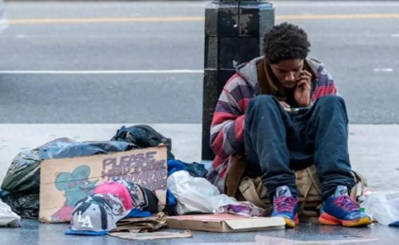 在美国当个普通人，难度是非常高的。

稍微出点岔子，比如生场病、打场官司，甚至遇