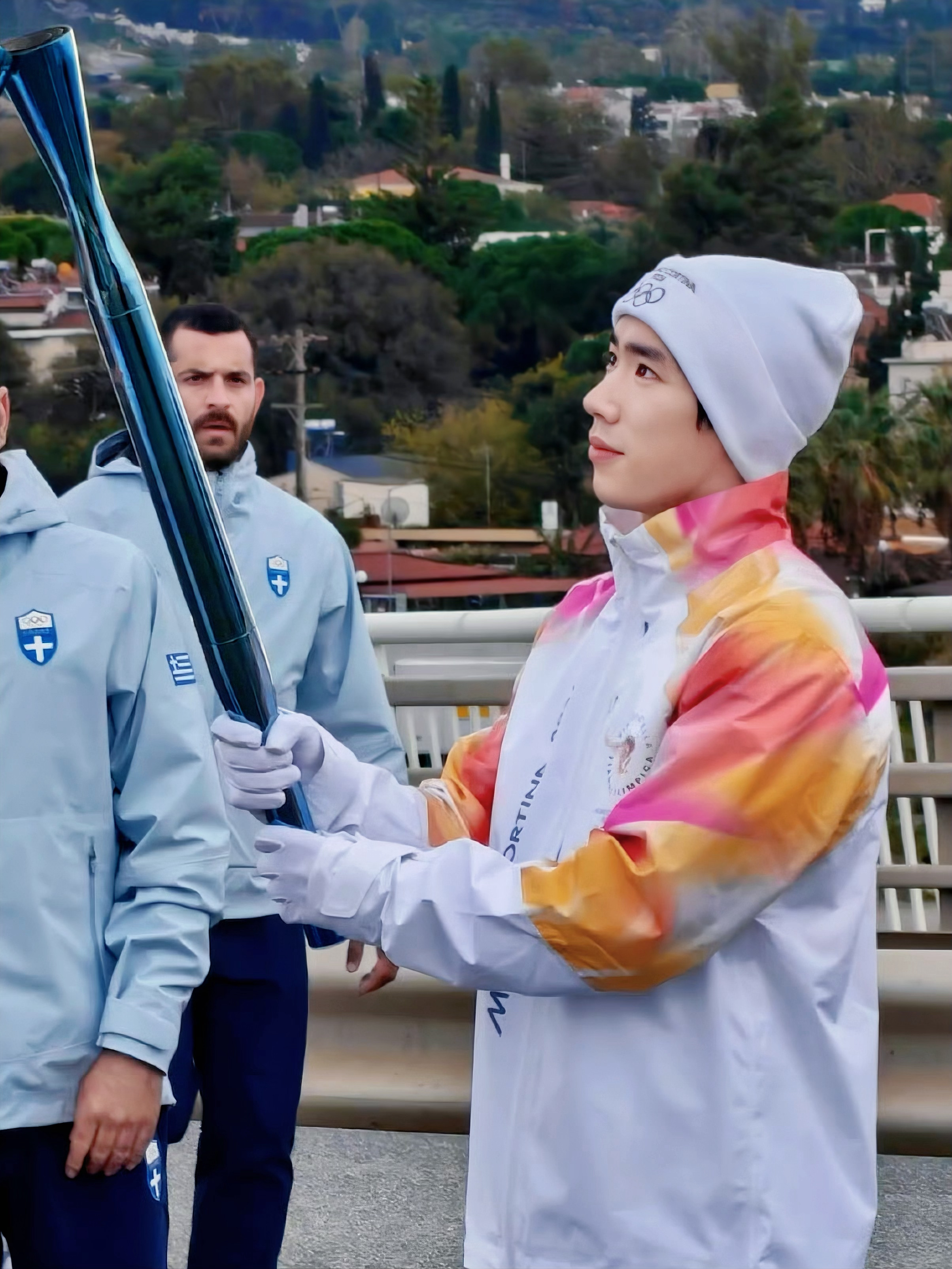 奥运圣火请照耀这个张博恒手握圣火，这份荣耀值得铭记