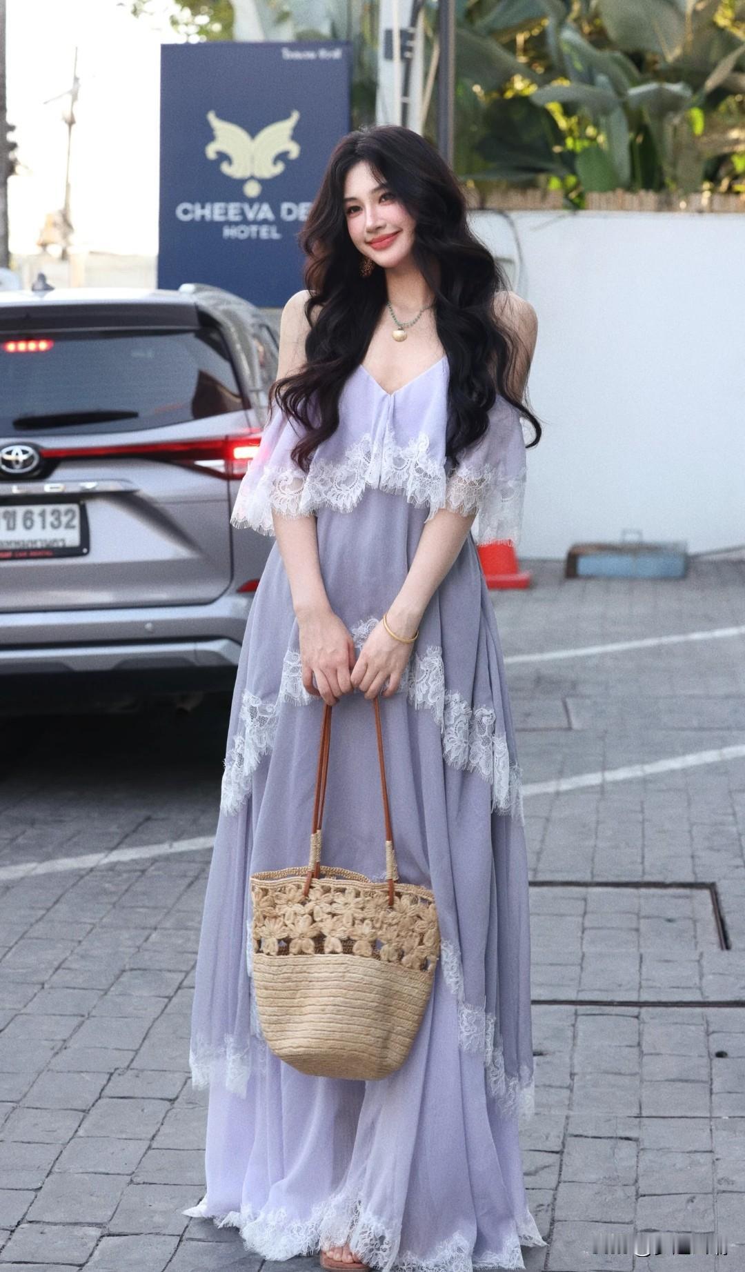 优雅紫色连衣裙，搭配草编手提包，尽显浪漫风情！