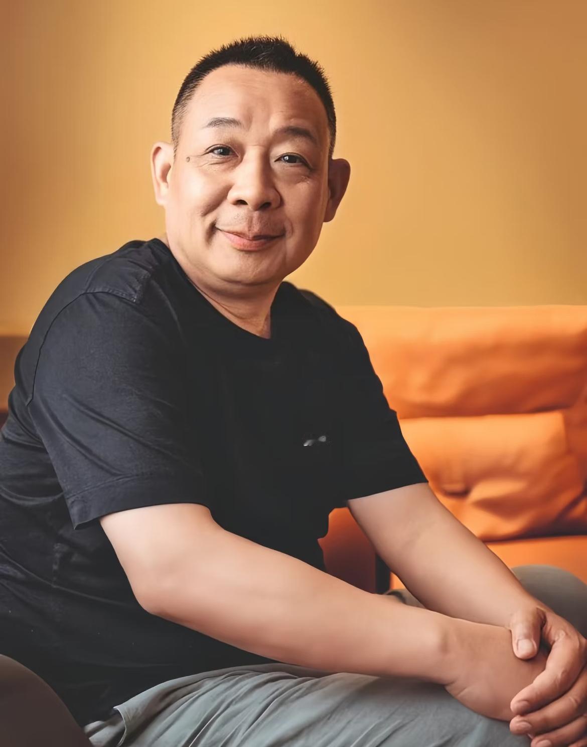 大家别羡慕那些夸于东来的人了，
我们永远成不了他，
就一个条件，咱学不来——他敢