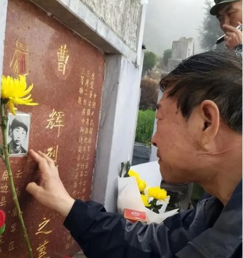 2019年，离休后的149师副师长曹从连在烈士陵园抚摸儿子曹辉的墓碑，40年前，