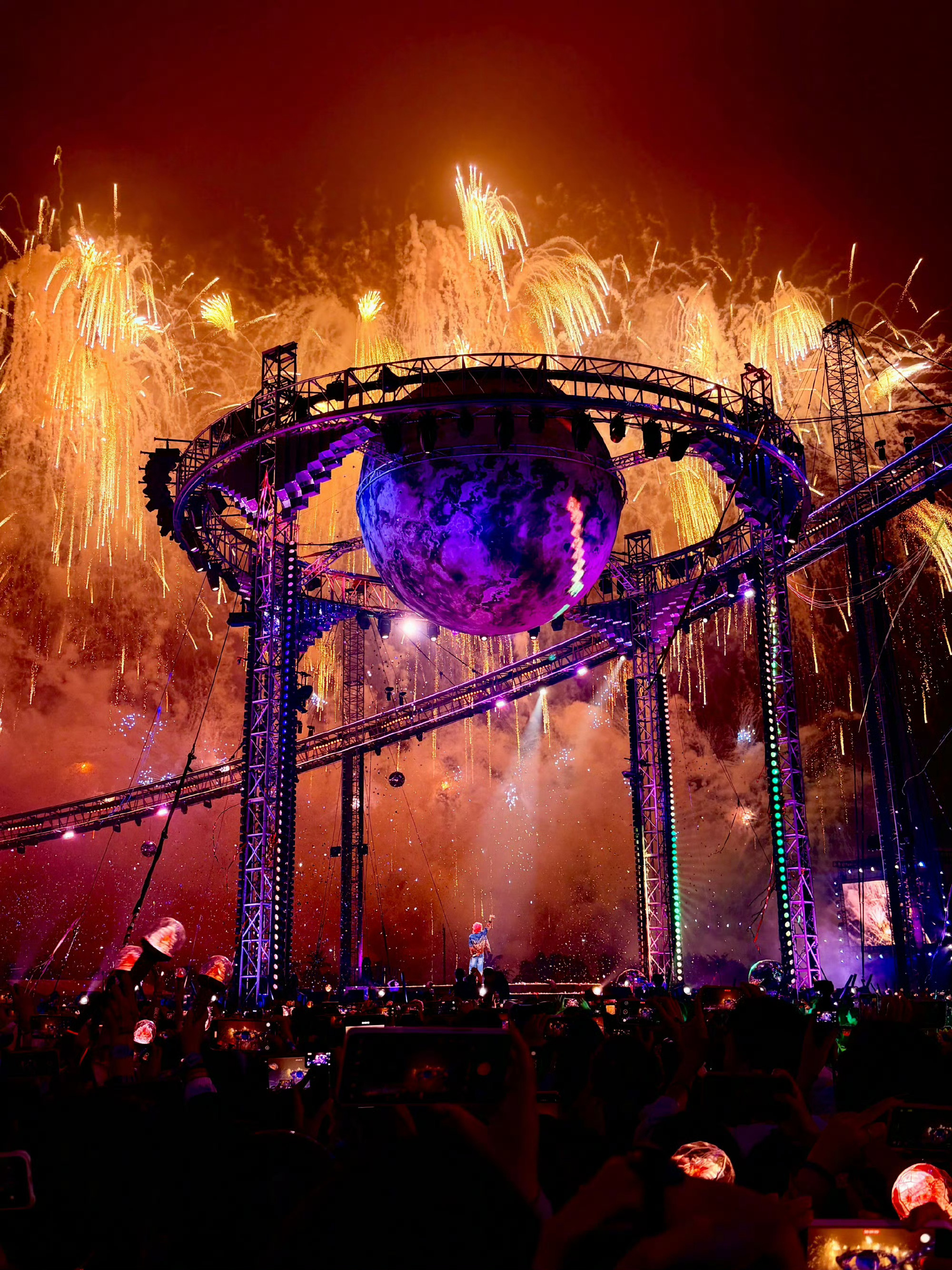 华晨宇说团队开始找新场地了华晨宇称今年一定会开火星演唱会算了，和没去过华晨宇现场