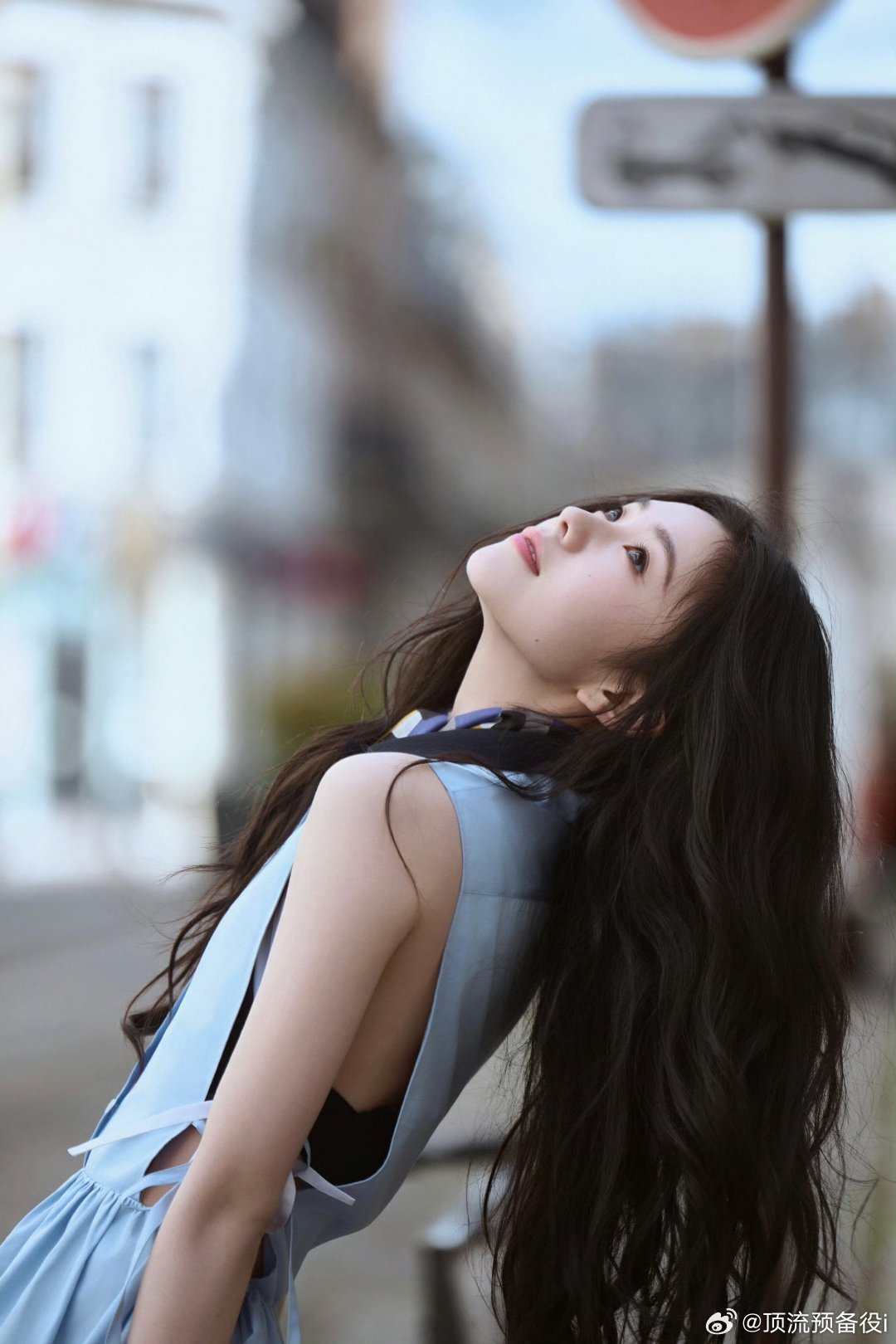 miumiu看秀刘浩存、张元英造型出图  一个魅惑姐姐 一个元气妹妹