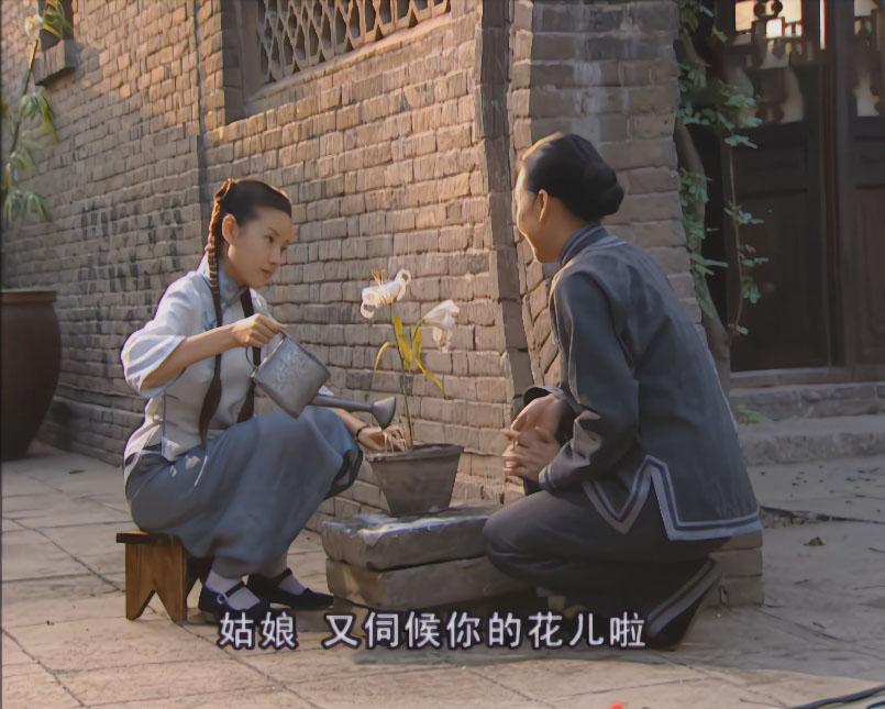 冷清秋家境真不算差，那个年代能用得起佣人，还有电灯泡可点。
#金粉世家#