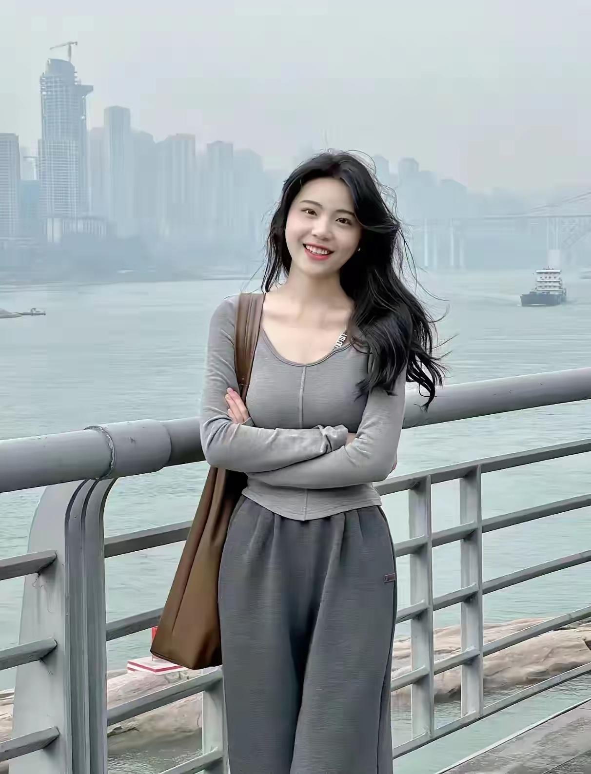 城市天际线下的微笑，拥抱自然与现代的完美融合。