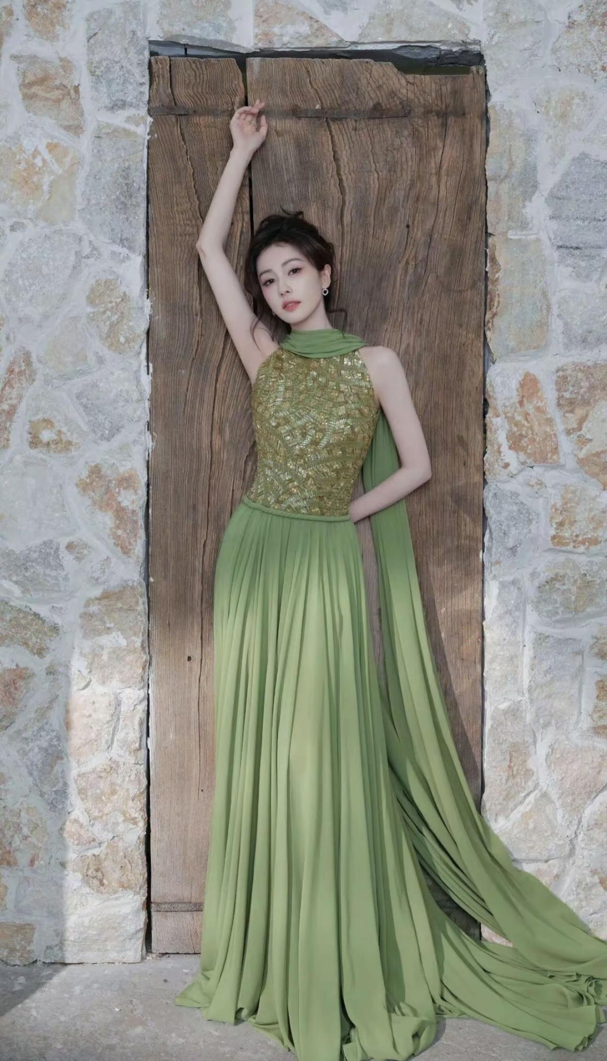 牛油果绿裹住温柔，亮片刺绣缀满星光[给力]白鹿 以一袭挂脖礼服演绎清新高级感，垂